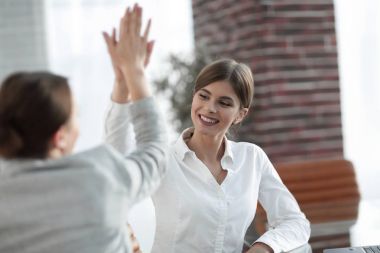 İş ekibinin üyeleri birbirlerine beşlik çakıyor..