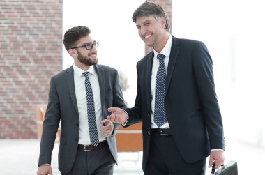 Bina ve konuşmayı ofisinde yürürken iş ortakları