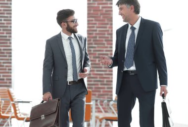 Bina ve konuşmayı ofisinde yürürken iş ortakları