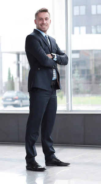 Porträt eines selbstbewussten Geschäftsmannes vor dem Hintergrund seines Amtes — Stockfoto