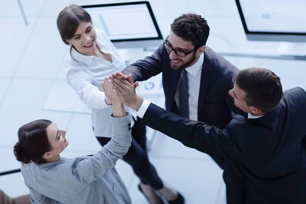 Equipe de negócios bem sucedida dando uns aos outros um high-five, de pé no escritório — Fotografia de Stock