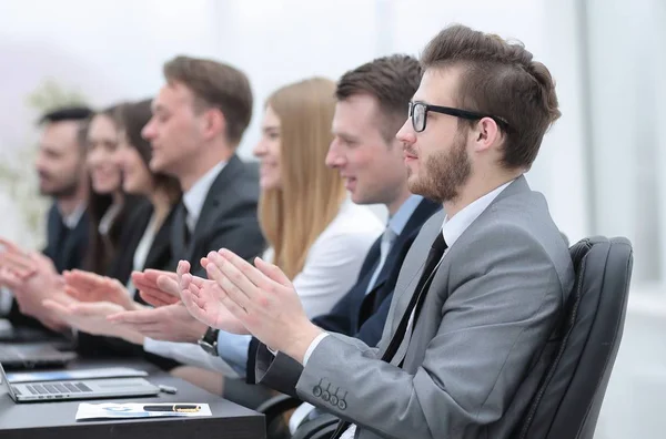 Equipo de negocios aplaudiendo al orador en la reunión — Foto de Stock