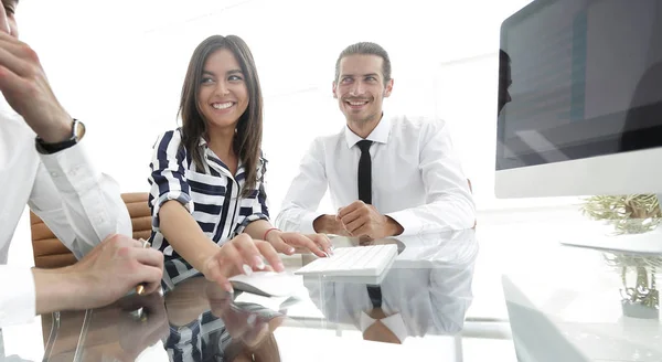 Zakelijke team zit aan Bureau — Stockfoto