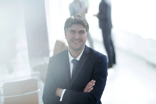 Retrato de empresario confiado en el fondo de la oficina — Foto de Stock