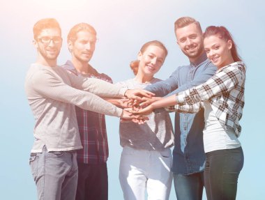 bir grup genç insan onların birlik gösterir.