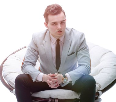 yorgun işadamı Rattan yapılmış yuvarlak bir sandalyede oturuyor