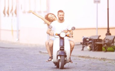 Cool adam ve güzel kız ifade ile scooter üzerinde sürme