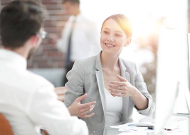 bir iş ortağı ile bahseden iş kadın