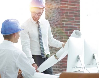 Mimar ve mühendis, bir bina proje düşünüyor