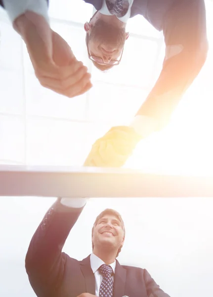 Blick von unten. hinter dem Glas. Händedruck aus der Wirtschaft — Stockfoto