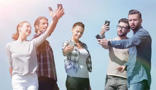 Gruppe junger Leute macht ein Selfie. — Stockfoto