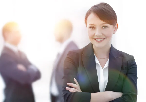 Exitosa joven mujer de negocios en el fondo de la oficina . — Foto de Stock