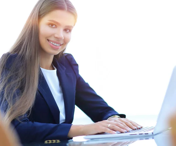 Jeune femme d'affaires travaillant sur ordinateur portable — Photo