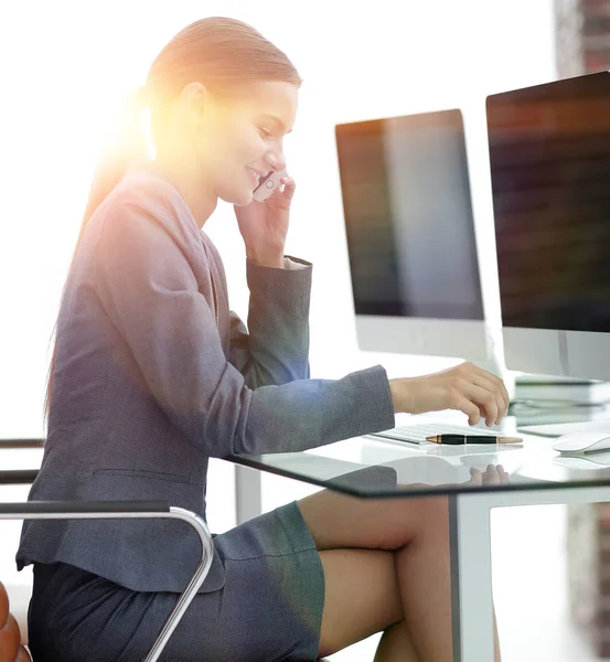 Mujer de negocios hablando en el teléfono inteligente — Foto de Stock