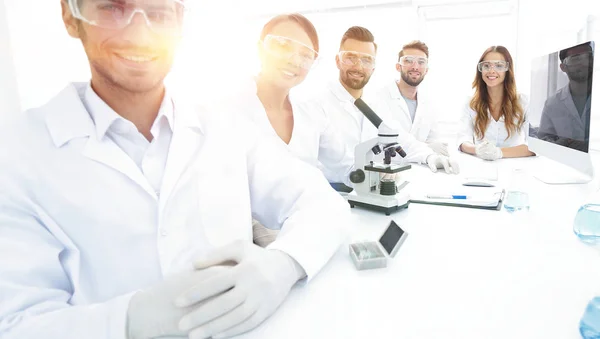 Científico masculino y el equipo en el laboratorio . — Foto de Stock