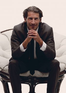 büyük rahat bir sandalyede oturan işadamı