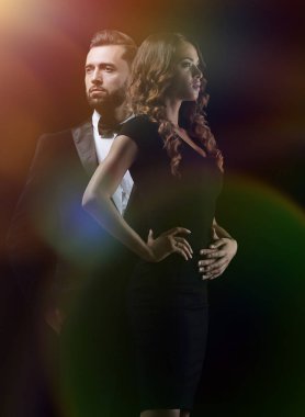 Bir iş adamı yanındaki siyah elbiseli sıcak kız