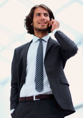 Mobil .isolated beyaz üzerine konuşurken işadamı.