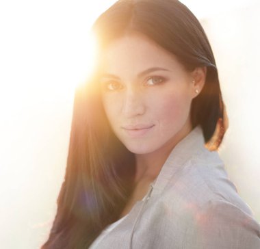 Sevimli genç bir kadın yüzü. yakın çekim