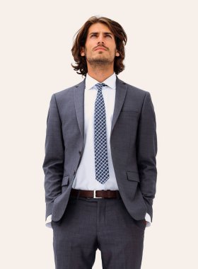 Beyaz arka plana bakan zarif insanlar.