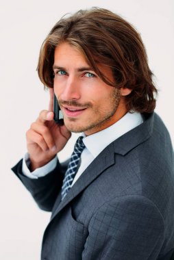 genç adam beyaz zemin üzerinde bir telefon dinleme