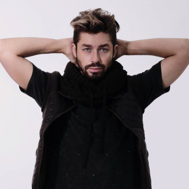 Başının arkasında elele yakışıklı genç