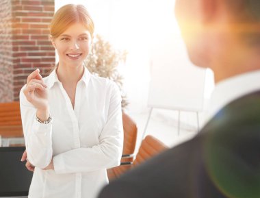 Tarafsız bakış. Tamamen büyümüş. Kendine güvenen genç bir kadın güvenli bir şekilde ilerliyor..