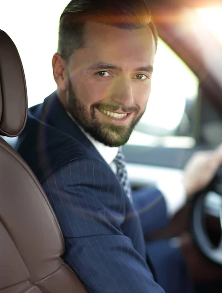 Csinos fiatal ember ül az első ülésen egy autót, nézett — Stock Fotó
