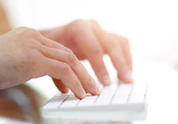 Primer plano del texto mecanografiado a mano en el teclado del ordenador . — Foto de Stock