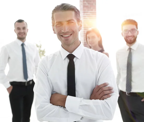 Porträt eines erfolgreichen Geschäftsmannes auf dem Hintergrund der Zusammenarbeit — Stockfoto