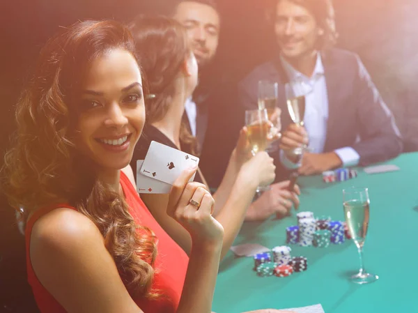 Vuxengruppen firar vän vinnande blackjack — Stockfoto