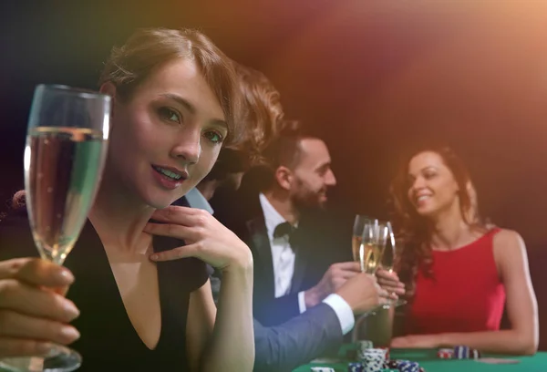 若い美しい女性がカジノで遊んでいて — ストック写真