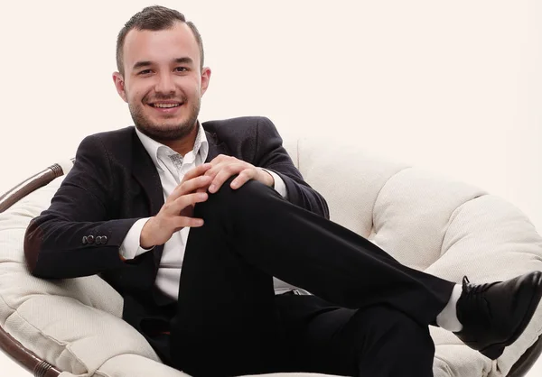 Jeune homme d'affaires assis dans une chaise confortable — Photo