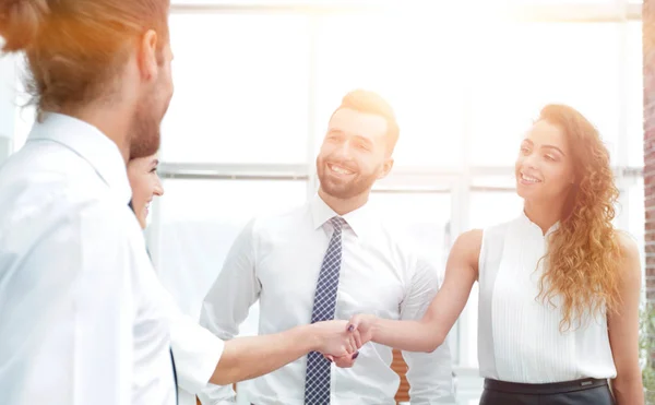 Zakelijke vrouwen begroeten elkaar met een handdruk — Stockfoto