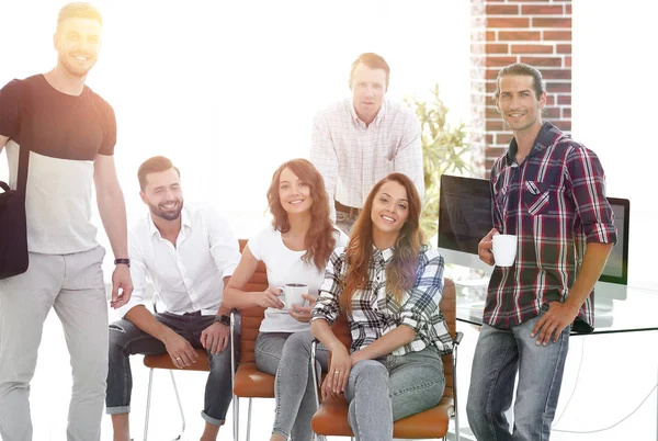 Porträt eines kreativen Teams am Arbeitsplatz im Büro — Stockfoto