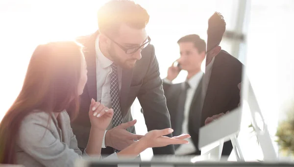 Manager in gesprek met een medewerker — Stockfoto