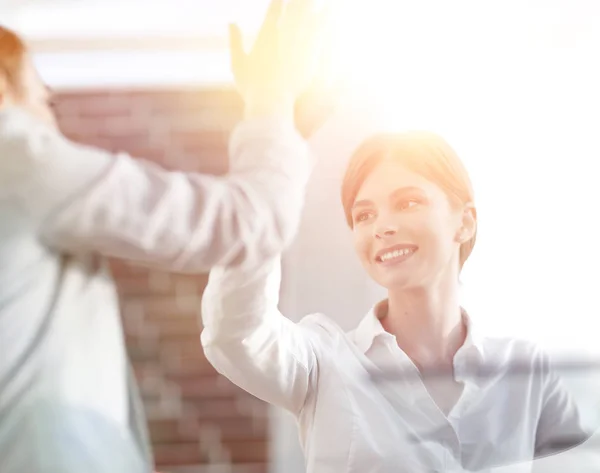 Leden van het business team geven elkaar een high five. — Stockfoto