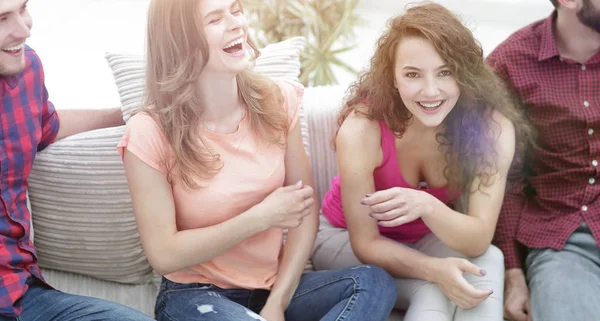 Fröhliche Freunde lachen im Wohnzimmer. — Stockfoto