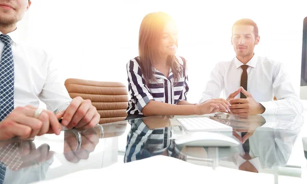 Equipo de negocios trabajando en la oficina. — Foto de Stock