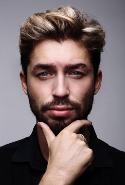 düşünceli işadamı çenesinin altından elini tutarak