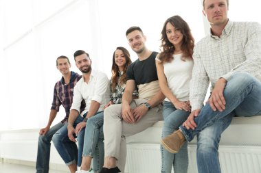 bekleme odasında sandalyelere oturan genç yaratıcı insanlar