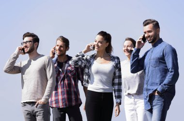 Akıllı telefonları olan bir grup genç.