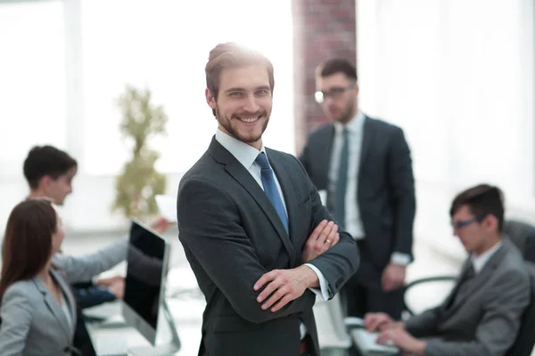 Zufriedener Geschäftsmann blickt im Büro zufrieden in die Kamera — Stockfoto