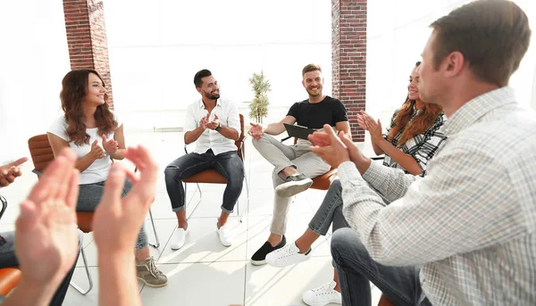 Team di lavoro in un seminario nell'ufficio moderno — Foto Stock