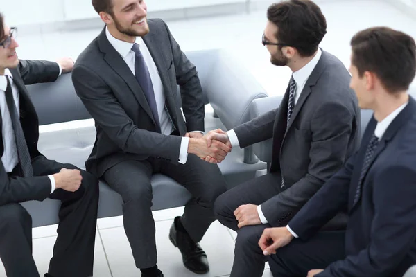 Handdruk zakenmensen in het kantoor. — Stockfoto