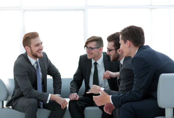 Grupo de empresarios que discuten nuevas ideas . — Foto de Stock