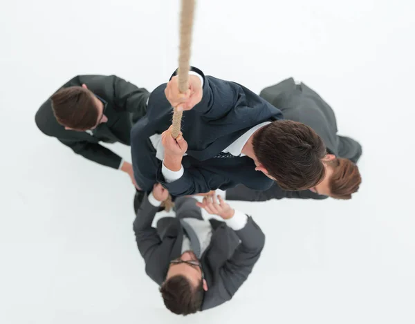 Команда предпринимателей помогает лидеру подняться наверх . — стоковое фото