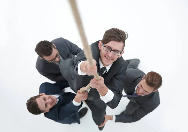 Equipe de negócios ajudando o líder a subir a corda — Fotografia de Stock