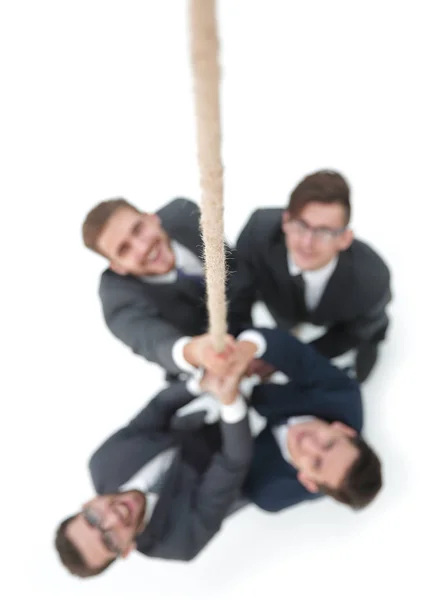 Улыбающаяся бизнес-команда, держащая верёвку — стоковое фото