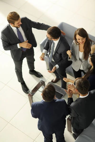 Щаслива успішна бізнес команда дає високі п'ять жестів як — стокове фото